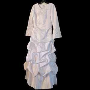 White/Ivory Elegant Wedding Gown Blend of Silk & Satin size 10